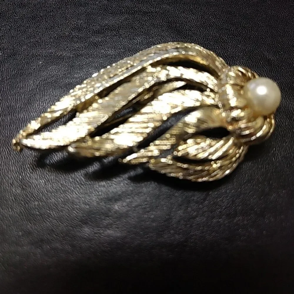 Gold tone brooch with faux pearl